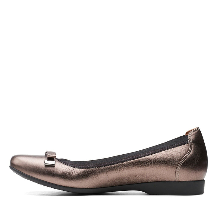 Clarks Un Darcey Bow D Fit Leather Slip On Ballerina Pumps Dolly Shoes Pebble Metallic