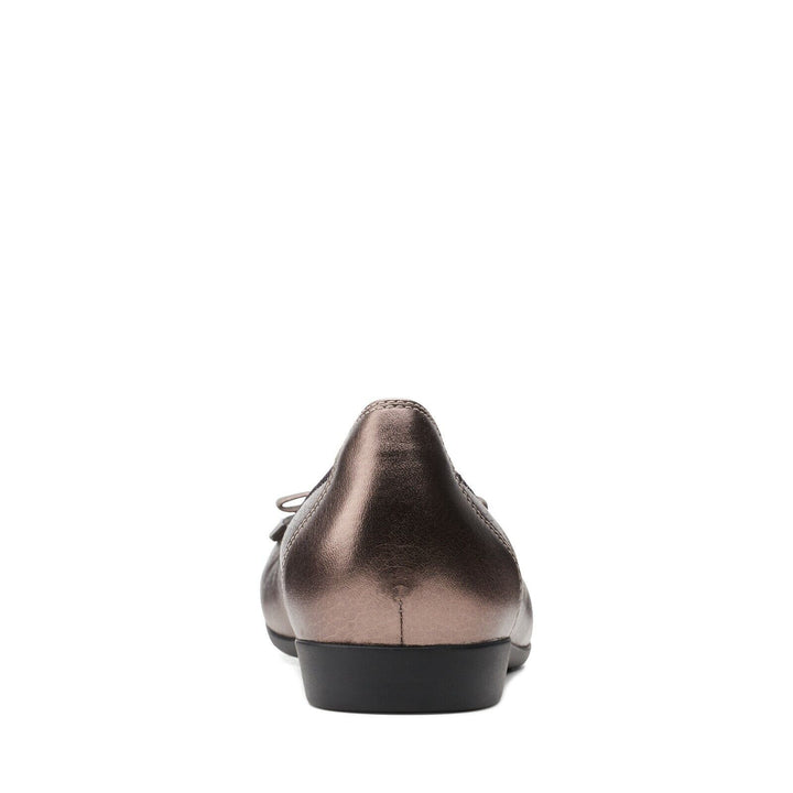 Clarks Un Darcey Bow D Fit Leather Slip On Ballerina Pumps Dolly Shoes Pebble Metallic