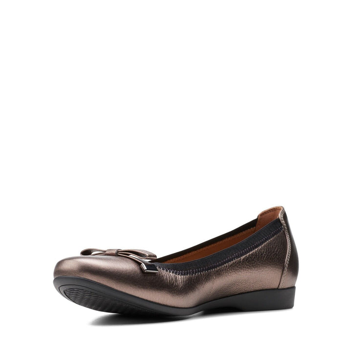 Clarks Unstructured Un Darcey Bow D Fit Leather Slip On Ballerina Pumps Dolly Shoes Pebble Metallic