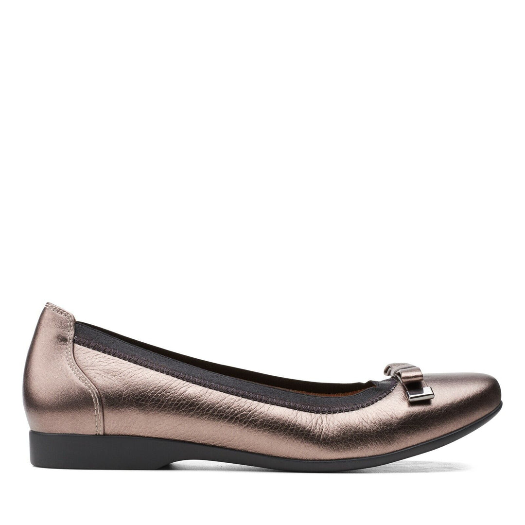 Clarks Unstructured Un Darcey Bow D Fit Leather Slip On Ballerina Pumps Dolly Shoes Pebble Metallic